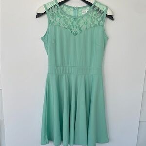 Green A-Line Sleeveless Lace Dress Medium